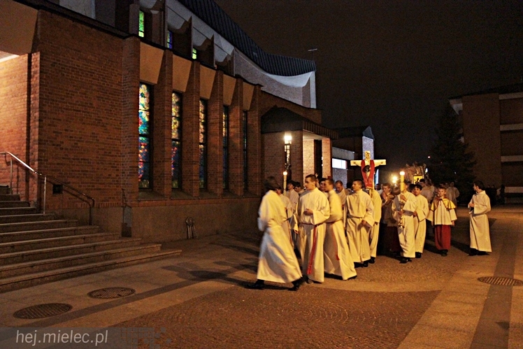 Jezus Chrystys Zmartwychwstał. Ogłosiły to kościelne dzwony w sobotnią noc