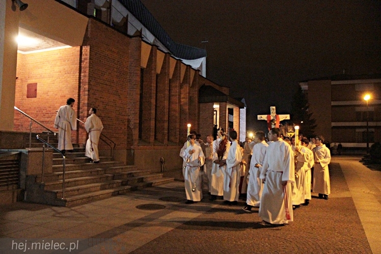 Jezus Chrystys Zmartwychwstał. Ogłosiły to kościelne dzwony w sobotnią noc