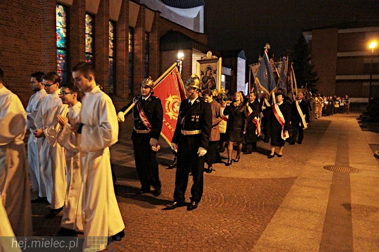 Jezus Chrystys Zmartwychwstał. Ogłosiły to kościelne dzwony w sobotnią noc