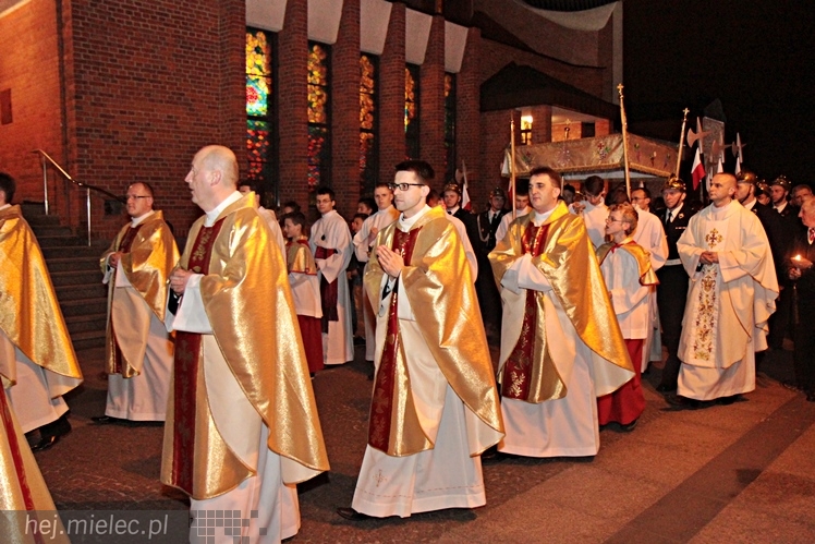 Jezus Chrystys Zmartwychwstał. Ogłosiły to kościelne dzwony w sobotnią noc