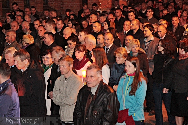 Jezus Chrystys Zmartwychwstał. Ogłosiły to kościelne dzwony w sobotnią noc
