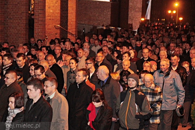 Jezus Chrystys Zmartwychwstał. Ogłosiły to kościelne dzwony w sobotnią noc