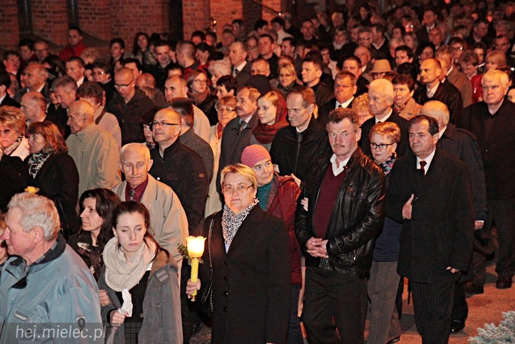 Jezus Chrystys Zmartwychwstał. Ogłosiły to kościelne dzwony w sobotnią noc