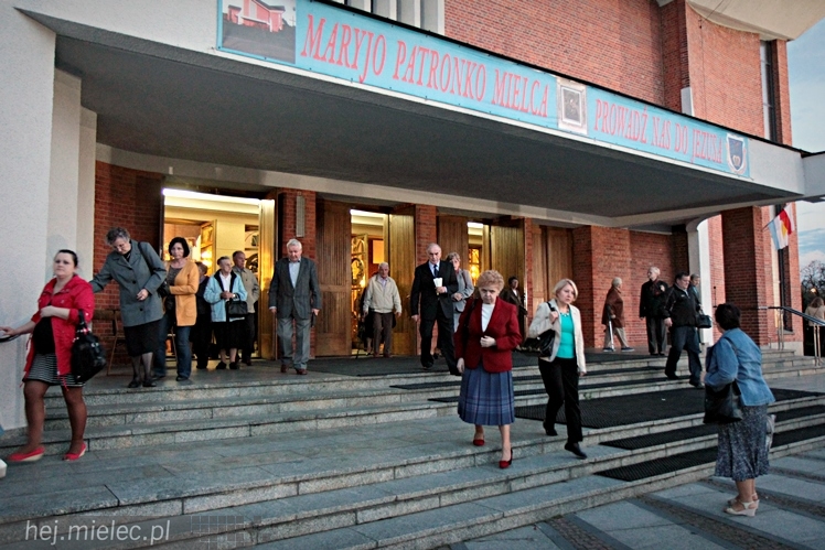 Nabożeństwo w kościele MBNP przed kanonizacją Jana XXIII i Jana Pawła II