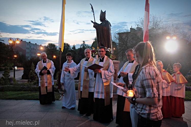 Nabożeństwo w kościele MBNP przed kanonizacją Jana XXIII i Jana Pawła II