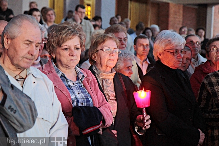 Nabożeństwo w kościele MBNP przed kanonizacją Jana XXIII i Jana Pawła II