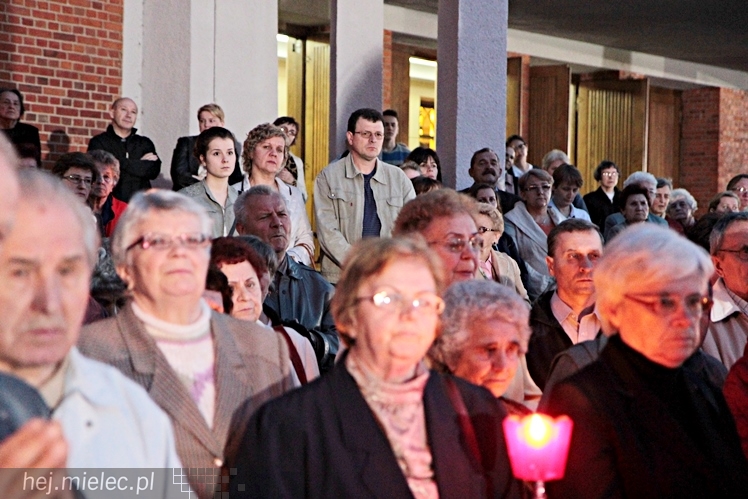 Nabożeństwo w kościele MBNP przed kanonizacją Jana XXIII i Jana Pawła II