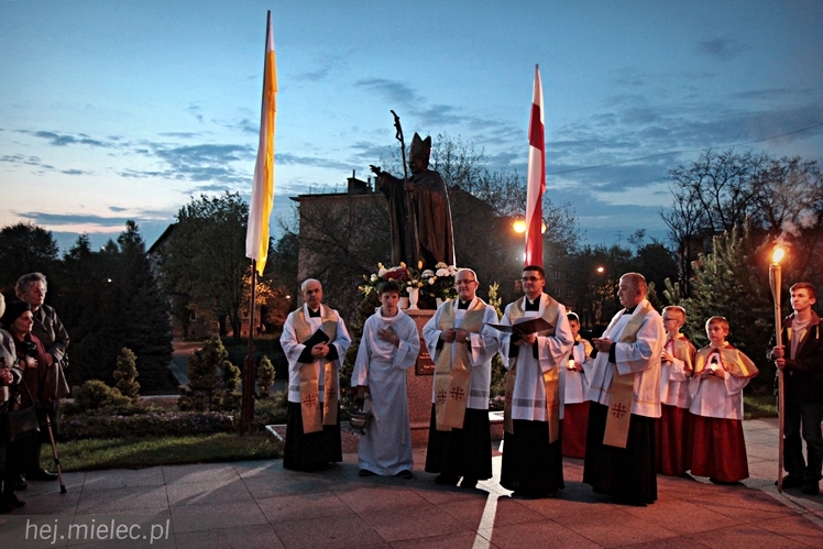 Nabożeństwo w kościele MBNP przed kanonizacją Jana XXIII i Jana Pawła II