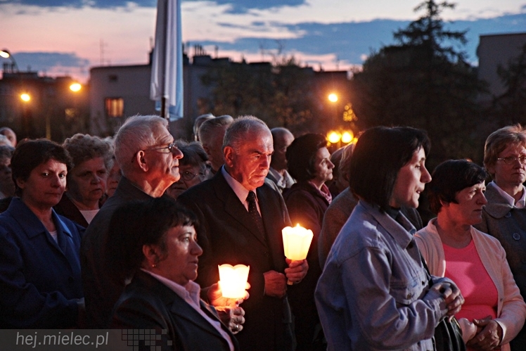 Nabożeństwo w kościele MBNP przed kanonizacją Jana XXIII i Jana Pawła II