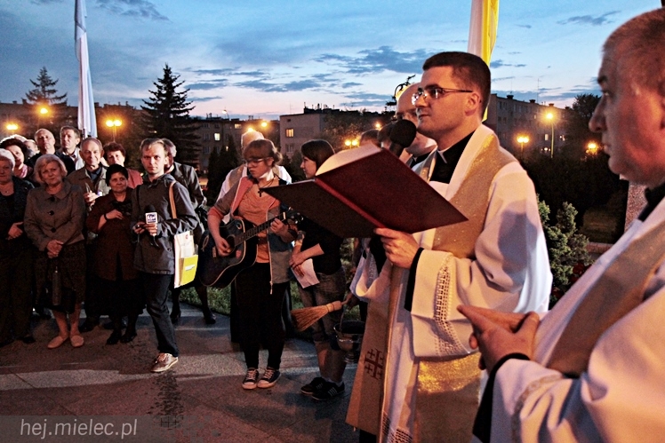 Nabożeństwo w kościele MBNP przed kanonizacją Jana XXIII i Jana Pawła II
