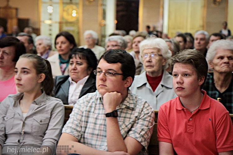 Nabożeństwo w kościele MBNP przed kanonizacją Jana XXIII i Jana Pawła II