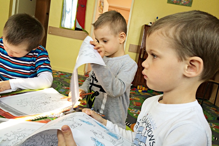 Wyszły zwierzęta na podwórze - te małe i te duże? w ?Aniołkowie?