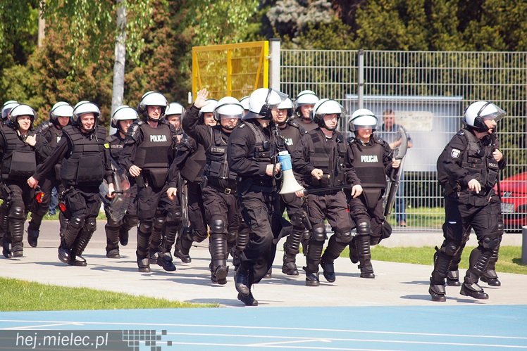 Policjanci z oddziałów prewencji ćwiczyli na Stadionie Miejskim w Mielcu