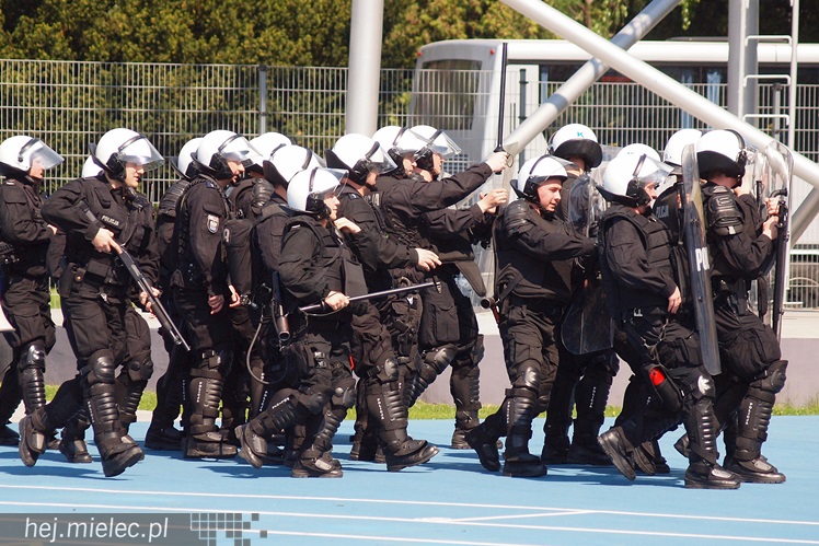 Policjanci z oddziałów prewencji ćwiczyli na Stadionie Miejskim w Mielcu