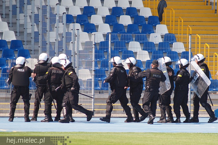 Policjanci z oddziałów prewencji ćwiczyli na Stadionie Miejskim w Mielcu