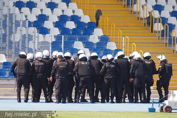 Policjanci z oddziałów prewencji ćwiczyli na Stadionie Miejskim w Mielcu