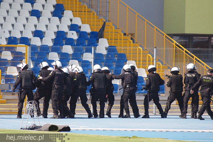 Policjanci z oddziałów prewencji ćwiczyli na Stadionie Miejskim w Mielcu