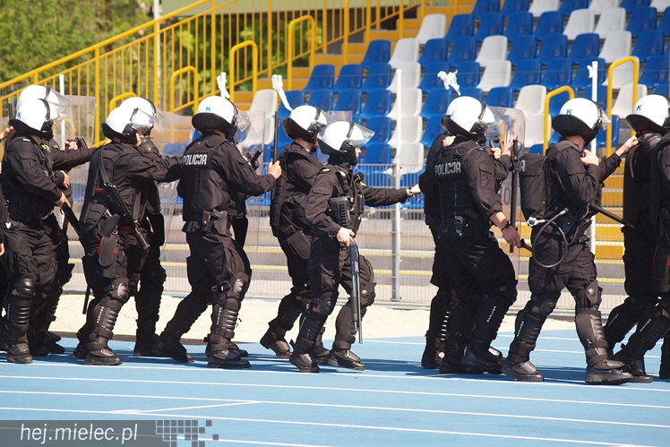 Policjanci z oddziałów prewencji ćwiczyli na Stadionie Miejskim w Mielcu