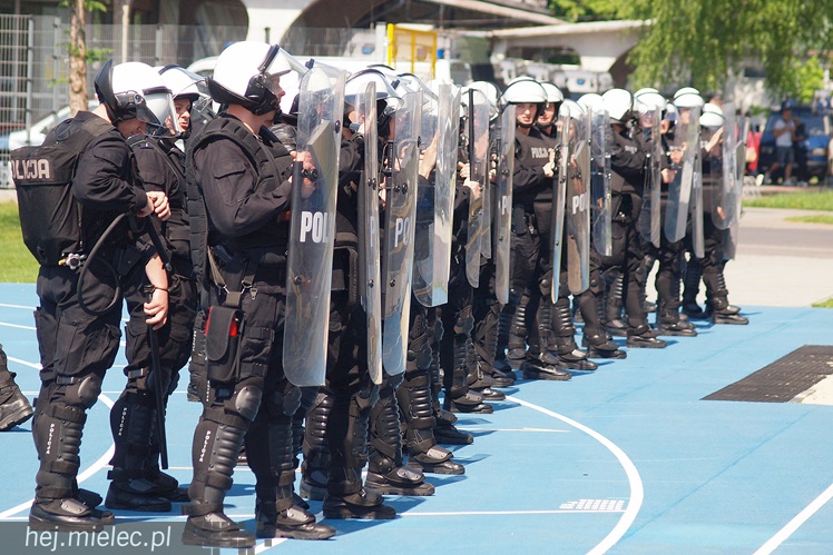 Policjanci z oddziałów prewencji ćwiczyli na Stadionie Miejskim w Mielcu