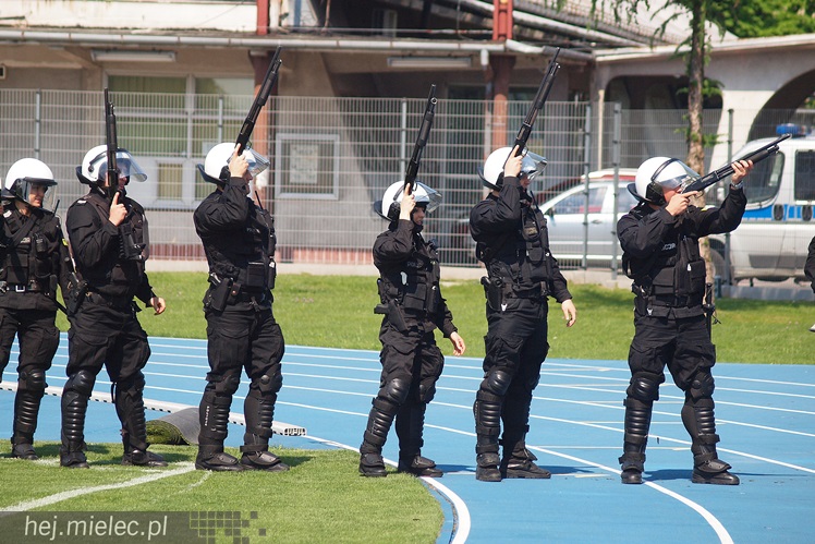 Policjanci z oddziałów prewencji ćwiczyli na Stadionie Miejskim w Mielcu