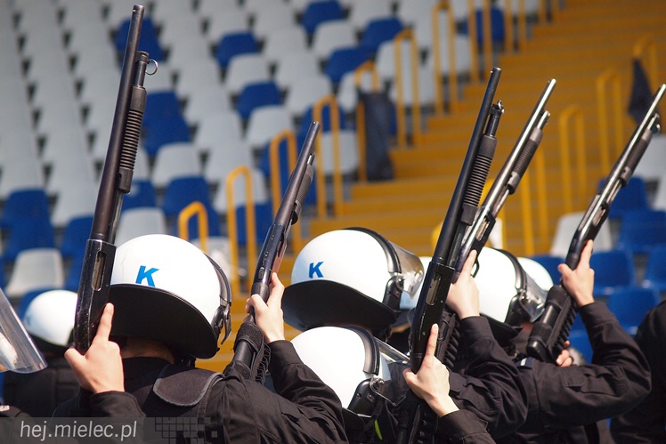Policjanci z oddziałów prewencji ćwiczyli na Stadionie Miejskim w Mielcu