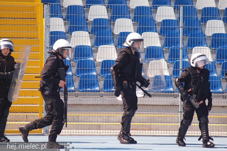Policjanci z oddziałów prewencji ćwiczyli na Stadionie Miejskim w Mielcu