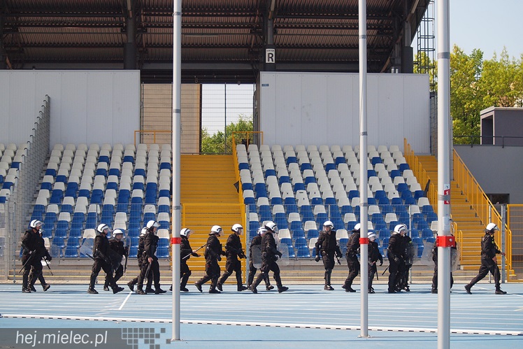 Policjanci z oddziałów prewencji ćwiczyli na Stadionie Miejskim w Mielcu