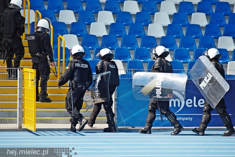 Policjanci z oddziałów prewencji ćwiczyli na Stadionie Miejskim w Mielcu