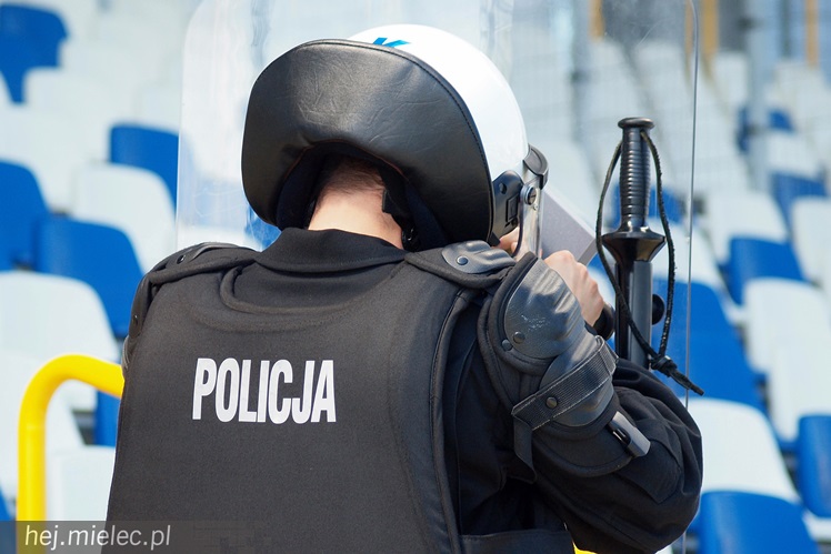 Policjanci z oddziałów prewencji ćwiczyli na Stadionie Miejskim w Mielcu
