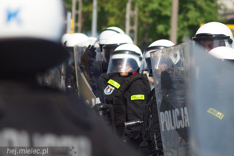 Policjanci z oddziałów prewencji ćwiczyli na Stadionie Miejskim w Mielcu