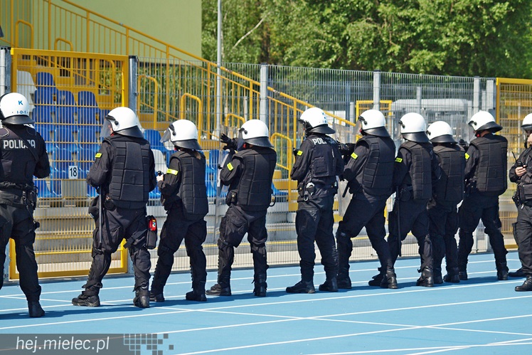 Policjanci z oddziałów prewencji ćwiczyli na Stadionie Miejskim w Mielcu