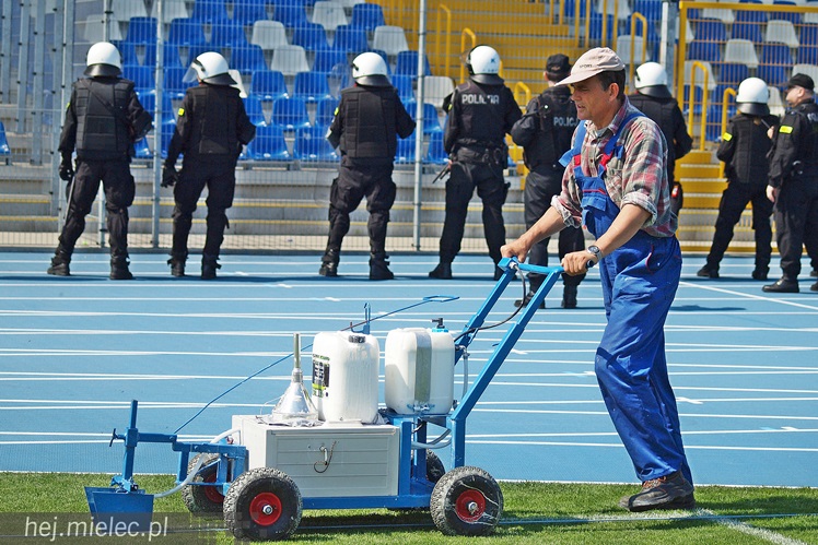 Policjanci z oddziałów prewencji ćwiczyli na Stadionie Miejskim w Mielcu
