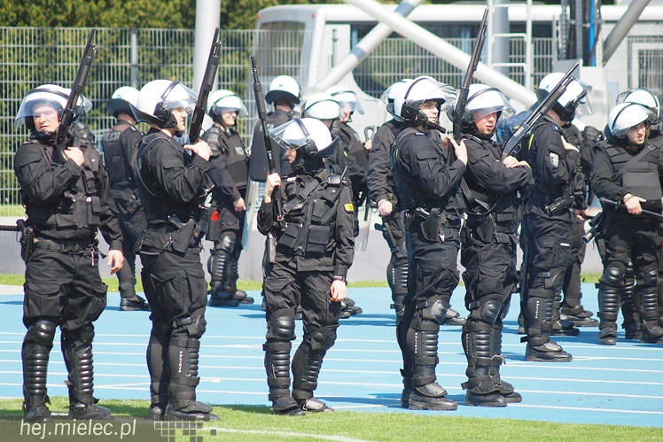Policjanci z oddziałów prewencji ćwiczyli na Stadionie Miejskim w Mielcu