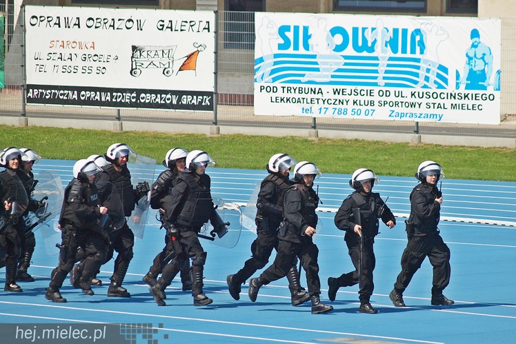 Policjanci z oddziałów prewencji ćwiczyli na Stadionie Miejskim w Mielcu