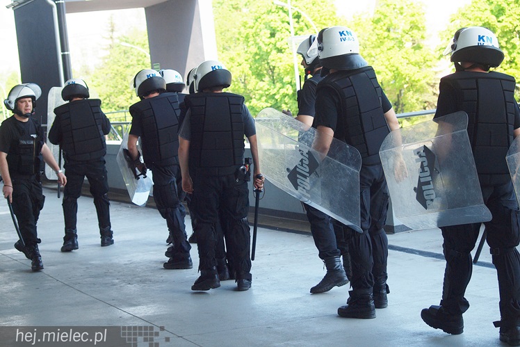 Policjanci z oddziałów prewencji ćwiczyli na Stadionie Miejskim w Mielcu