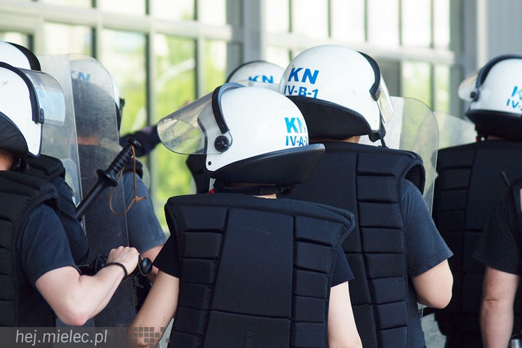 Policjanci z oddziałów prewencji ćwiczyli na Stadionie Miejskim w Mielcu