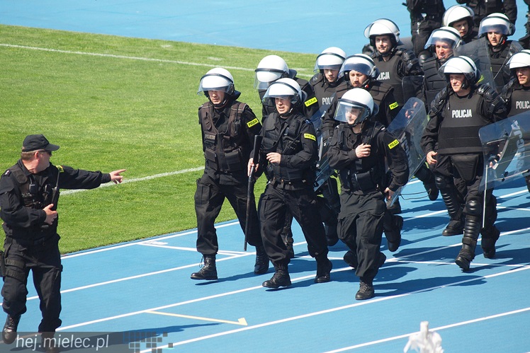 Policjanci z oddziałów prewencji ćwiczyli na Stadionie Miejskim w Mielcu
