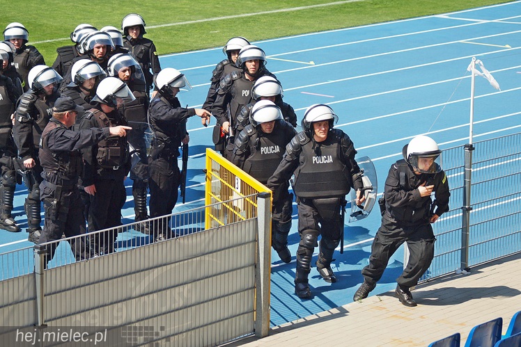 Policjanci z oddziałów prewencji ćwiczyli na Stadionie Miejskim w Mielcu
