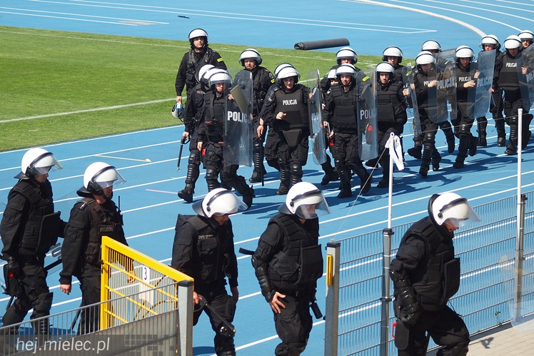 Policjanci z oddziałów prewencji ćwiczyli na Stadionie Miejskim w Mielcu