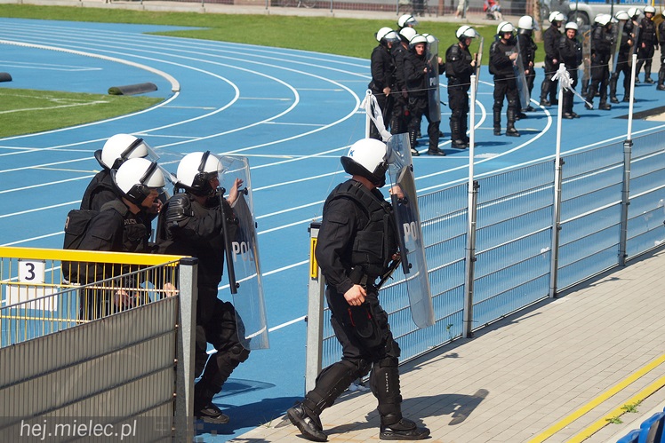 Policjanci z oddziałów prewencji ćwiczyli na Stadionie Miejskim w Mielcu