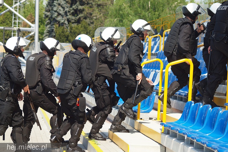 Policjanci z oddziałów prewencji ćwiczyli na Stadionie Miejskim w Mielcu