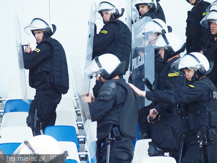Policjanci z oddziałów prewencji ćwiczyli na Stadionie Miejskim w Mielcu