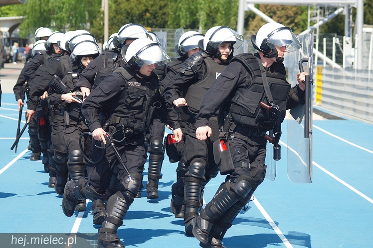 Policjanci z oddziałów prewencji ćwiczyli na Stadionie Miejskim w Mielcu