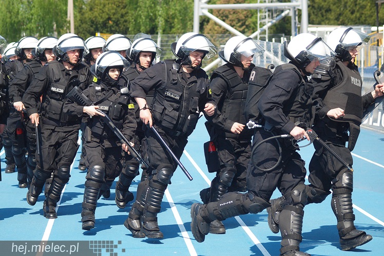 Policjanci z oddziałów prewencji ćwiczyli na Stadionie Miejskim w Mielcu