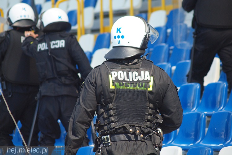 Policjanci z oddziałów prewencji ćwiczyli na Stadionie Miejskim w Mielcu