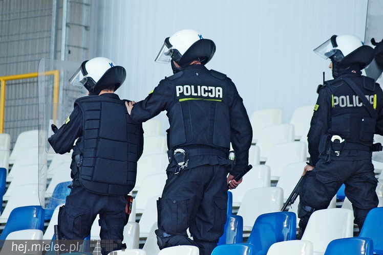Policjanci z oddziałów prewencji ćwiczyli na Stadionie Miejskim w Mielcu