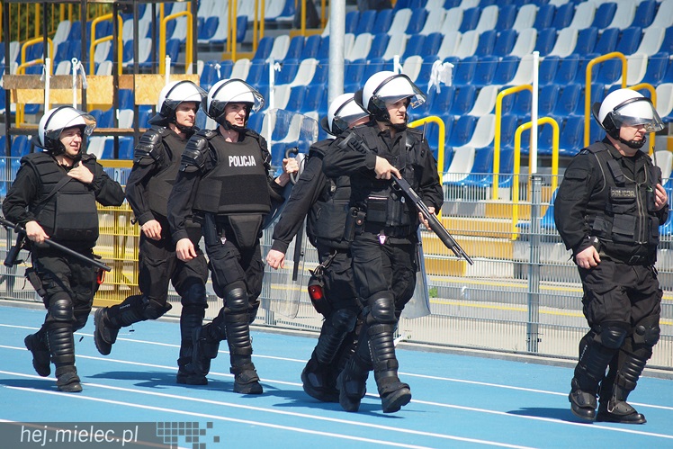 Policjanci z oddziałów prewencji ćwiczyli na Stadionie Miejskim w Mielcu