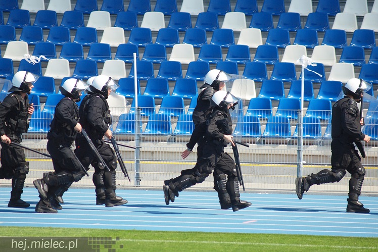 Policjanci z oddziałów prewencji ćwiczyli na Stadionie Miejskim w Mielcu