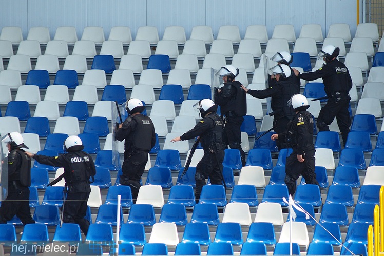 Policjanci z oddziałów prewencji ćwiczyli na Stadionie Miejskim w Mielcu