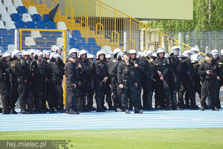 Policjanci z oddziałów prewencji ćwiczyli na Stadionie Miejskim w Mielcu